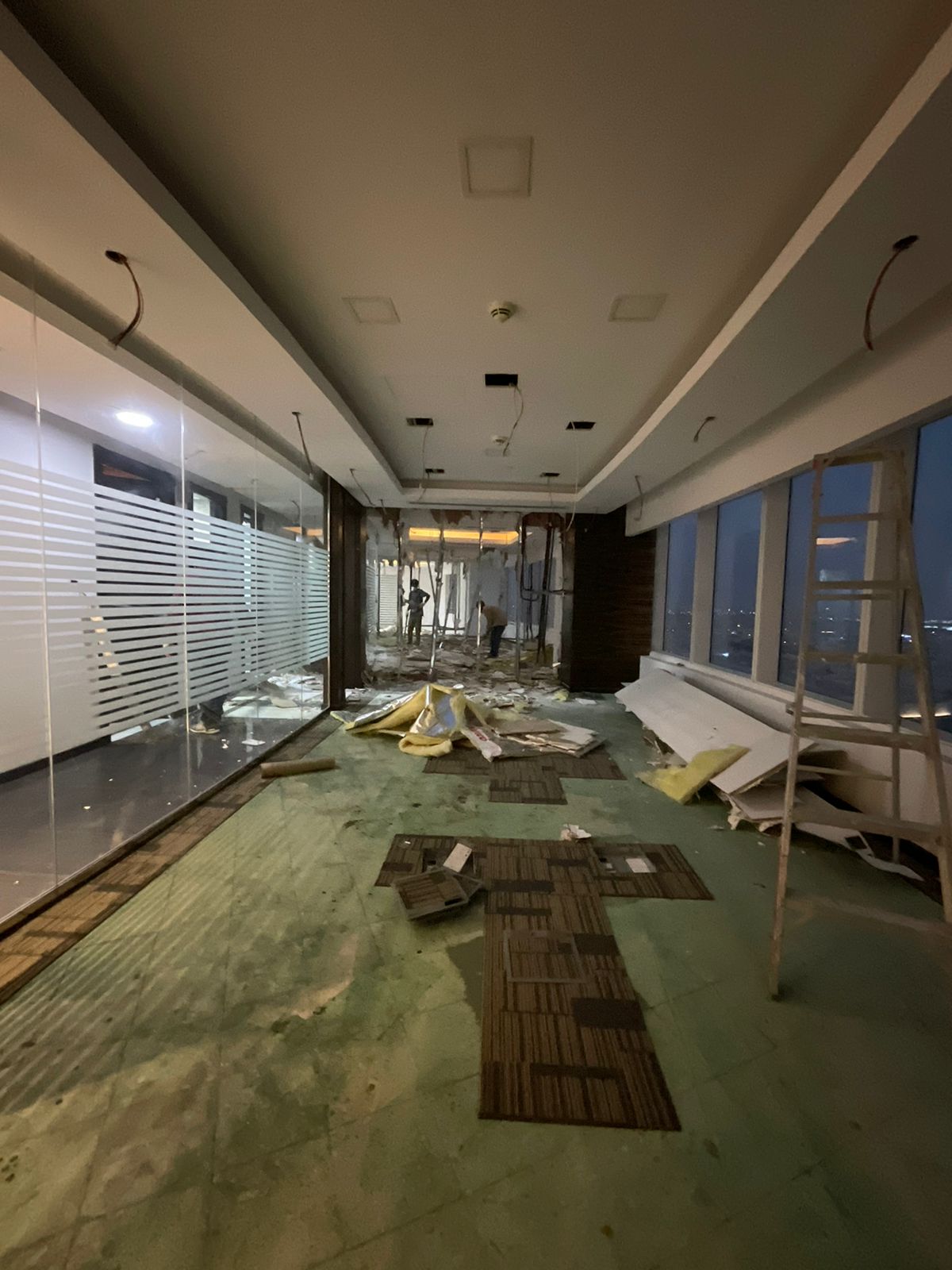 Office fit-out Riyadh construction process - Hanwha project ceiling installation